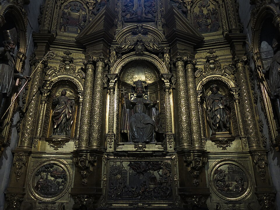 Retablo de San Pedro en la girola de la Catedral de Oviedo