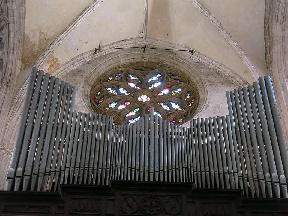 Órgano de Aquilino Amezúa y rosetón de la Catedral de Oviedo