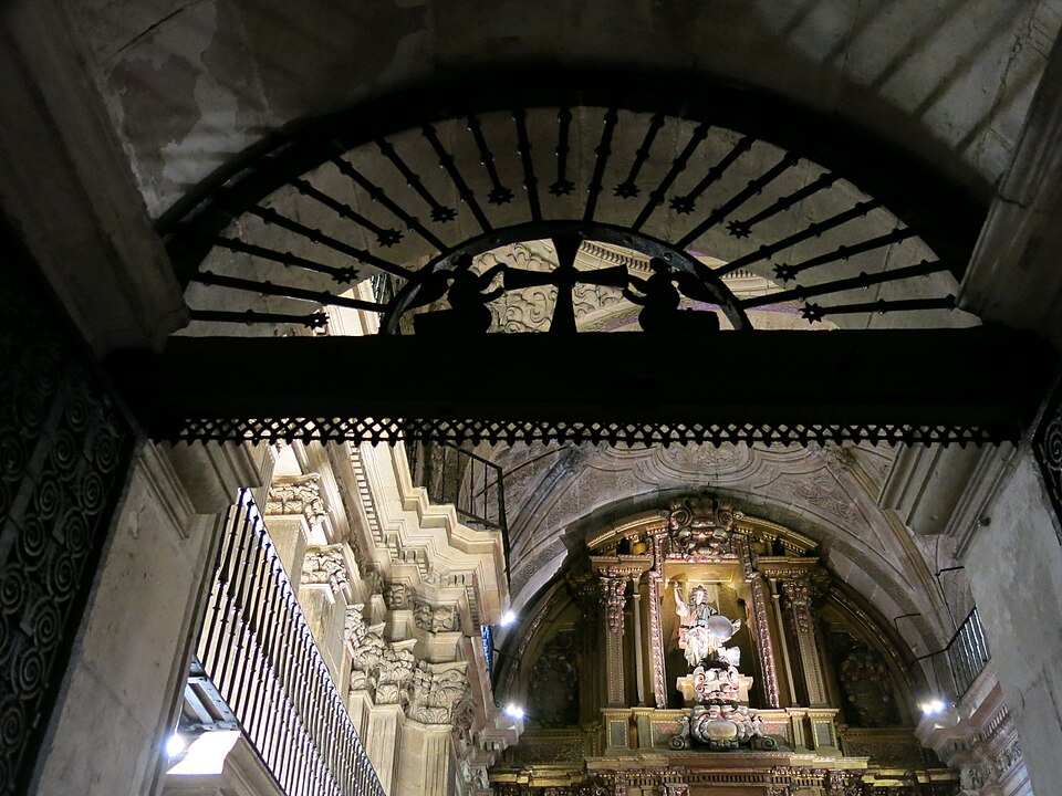 Imagen de San Miguel en el retablo de la Chapel of Saint Barbara at Oviedo Cathedral