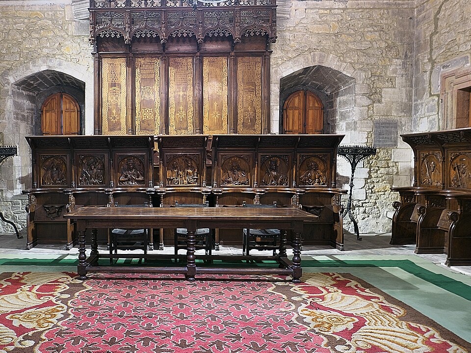 Sillería gótica del coro de la Catedral de Oviedo conservada en la Sala Capitular