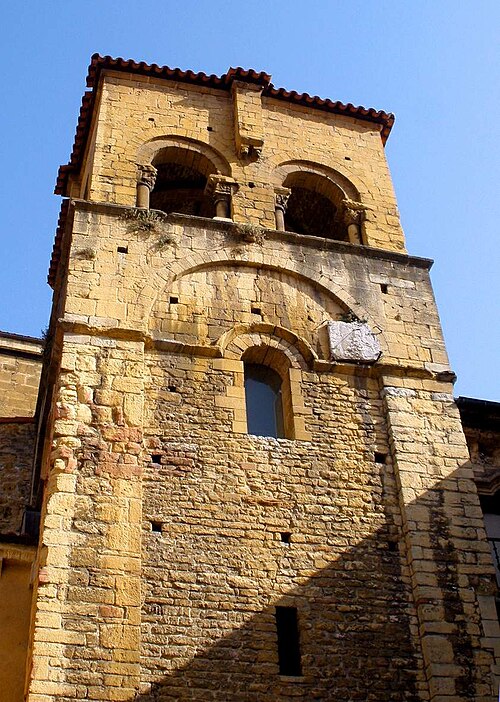 Detalle del cuerpo románico de la Old Tower of Oviedo Cathedral