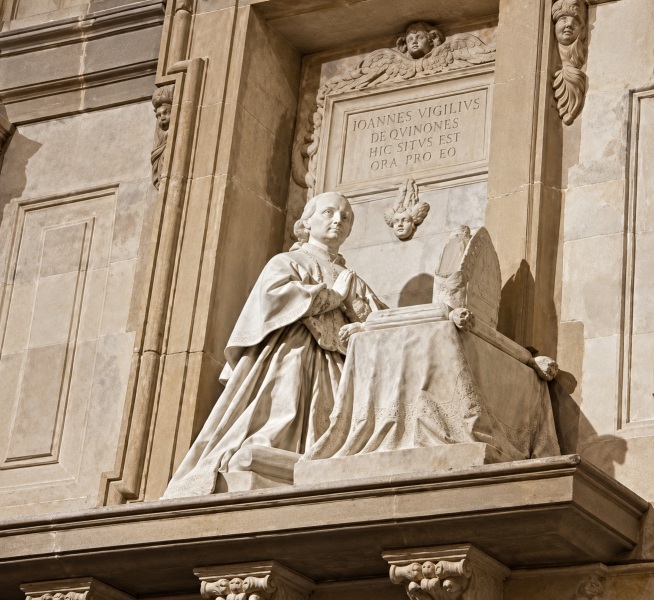 Kneeling statue of Bishop Juan Vigil de Quiñones in the Vigiles Chapel of Oviedo Cathedral