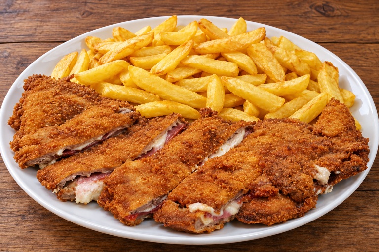 Cachopo asturiano tradicional relleno de jamón y queso