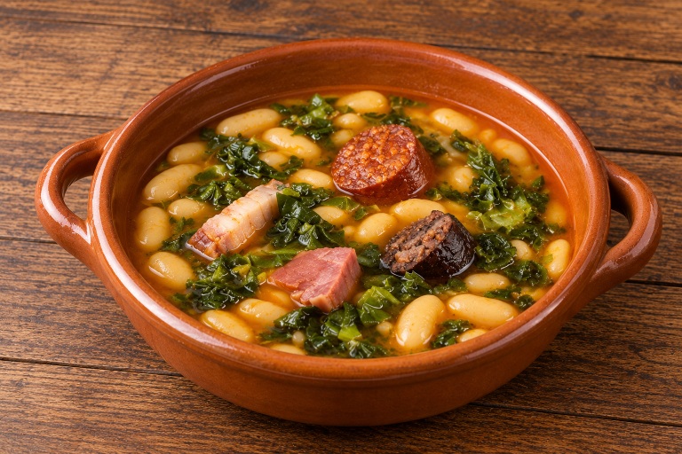 Pote asturiano tradicional con fabes, berzas, patatas y compango